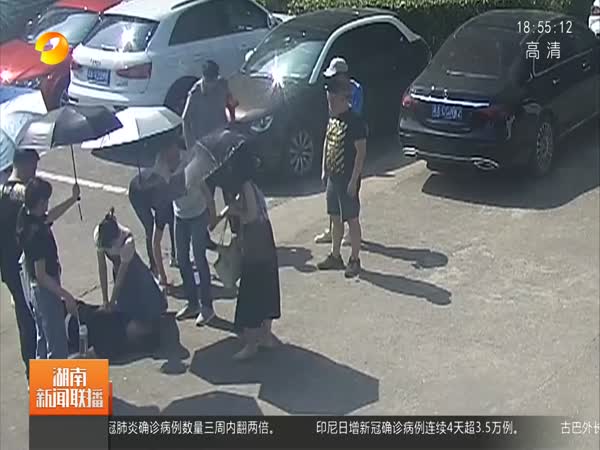 中南大学医学生跪地抢救病人 膝盖被高温灼伤